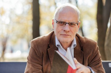 zarif ihtiyar dışında bir kitap okuma