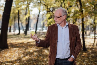 üst düzey yetişkin holding yeşil elma