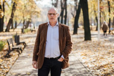 zarif yaşlı yürüme 