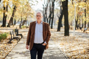 zarif yaşlı yürüme 