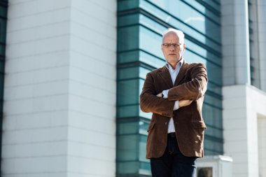 Dışarıda yetişkin kişi gri saçlı şık giyinmiş