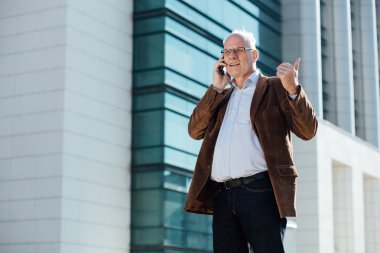 Dışarıda yetişkin kişi gri saçlı şık giyinmiş