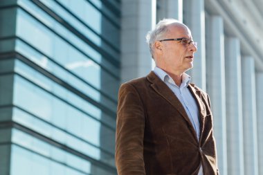 Dışarıda yetişkin kişi gri saçlı şık giyinmiş