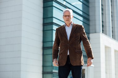 Dışarıda yetişkin kişi gri saçlı şık giyinmiş