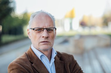 Dışarıda yetişkin kişi gri saçlı şık giyinmiş