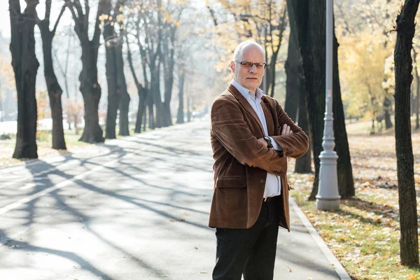 Dışarıda duran yaşlı adam şık giyinmiş