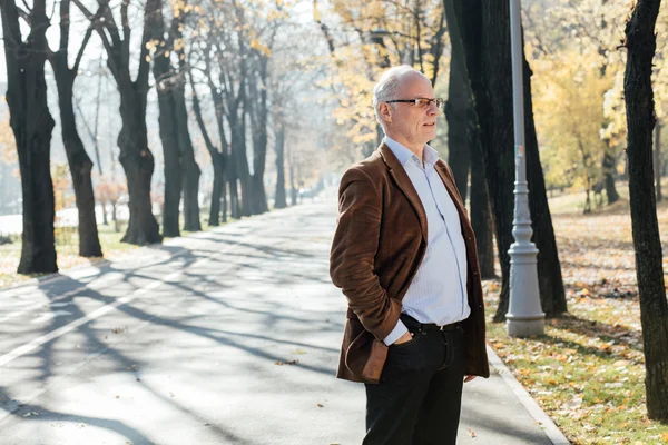 Vecchio elegante vestito in piedi al di fuori — Foto Stock