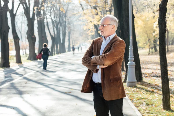 Alter Mann elegant gekleidet draußen stehen — Stockfoto