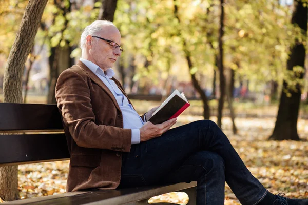 Old elegant man reading a book outside — Stock Photo, Image