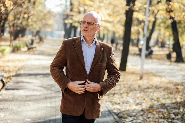 zarif yaşlı yürüme 