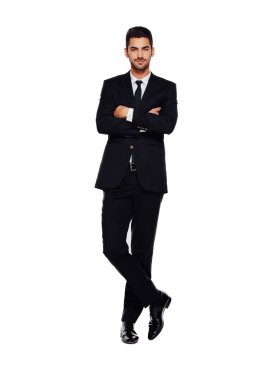 beyaz üzerine siyah elbiseli şık adam