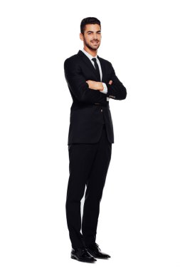 beyaz üzerine siyah elbiseli şık adam