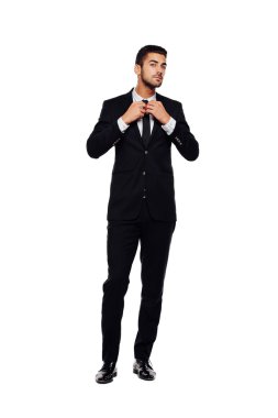 beyaz üzerine siyah elbiseli şık adam