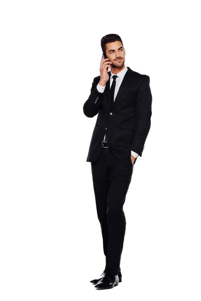 Elegante man in zwart pak, op wit — Stockfoto