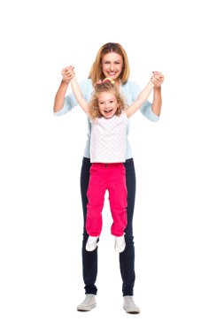 genç anne ve küçük kızı beyaz izole