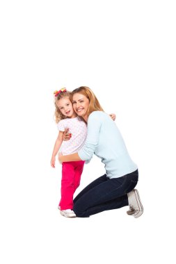 genç anne ve küçük kızı beyaz izole