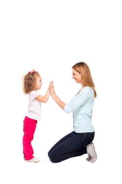 genç anne ve küçük kızı beyaz izole