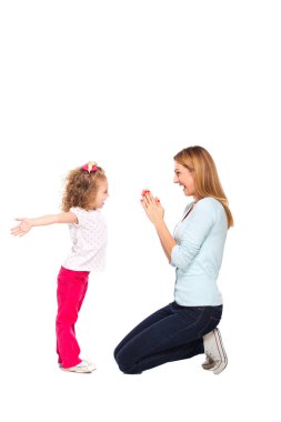 genç anne ve küçük kızı beyaz izole