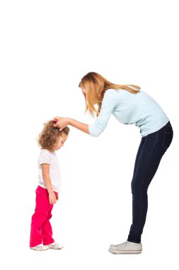 genç anne ve küçük kızı beyaz izole