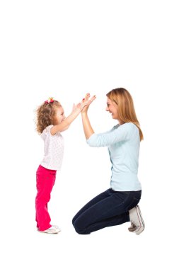 genç anne ve küçük kızı beyaz izole