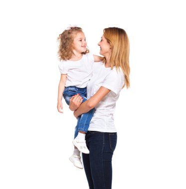 genç anne ve küçük kızı beyaz izole