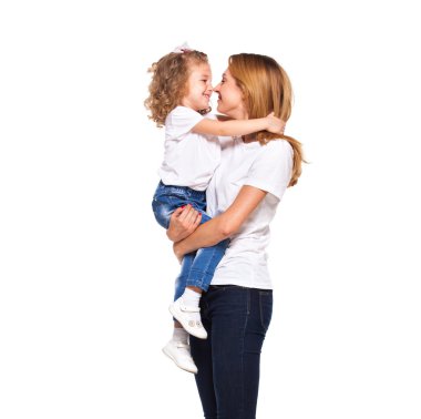 genç anne ve küçük kızı beyaz izole