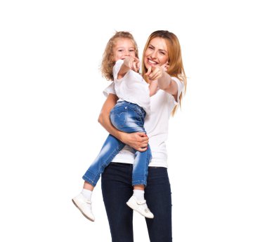 genç anne ve küçük kızı beyaz izole