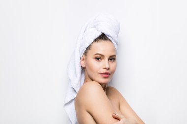 banyo havlusu başında olan güzel kadın