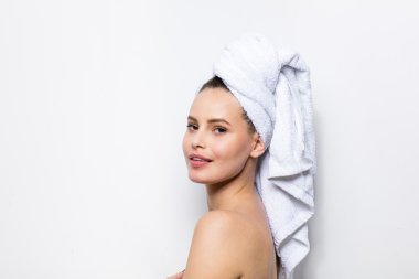 banyo havlusu başında olan güzel kadın