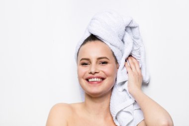 banyo havlusu başında olan güzel kadın