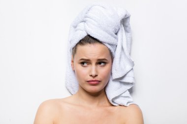 banyo havlusu başında olan güzel kadın