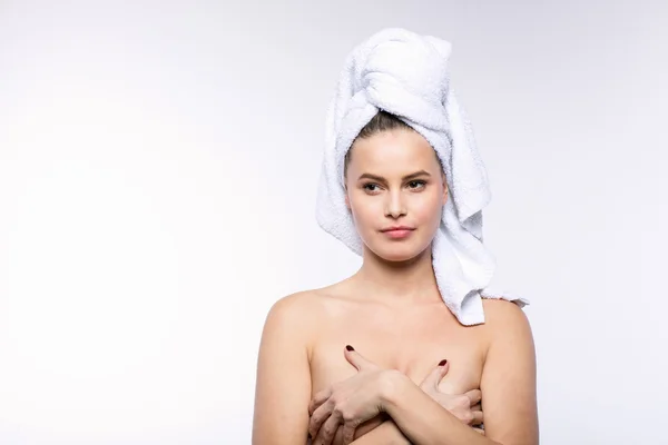 Belle jeune femme avec serviette de bain sur la tête — Photo
