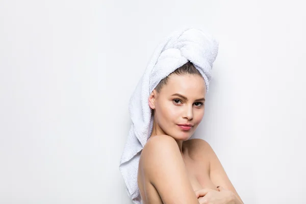 Hermosa mujer joven con toalla de baño en la cabeza — Foto de Stock