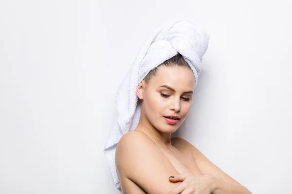 Красива молода жінка з рушником для ванни на голові — стокове фото