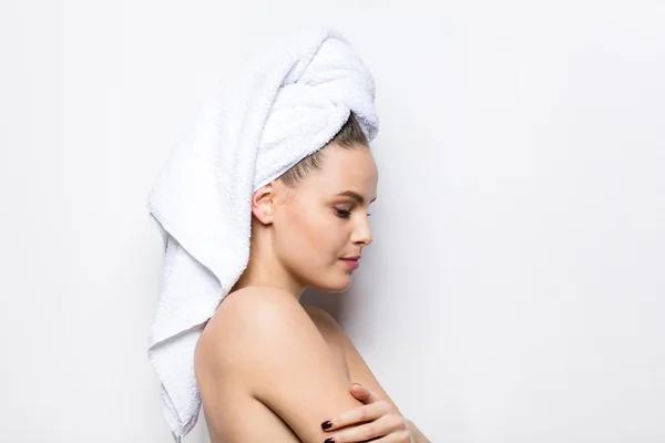 Gyönyörű fiatal nő, fürdőlepedő, a fej — Stock Fotó
