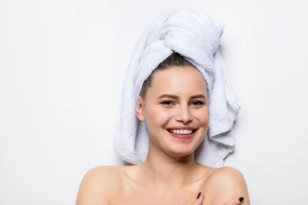Schöne junge Frau mit Badetuch auf dem Kopf — Stockfoto