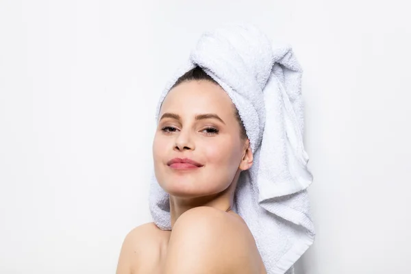 Hermosa mujer joven con toalla de baño en la cabeza — Foto de Stock