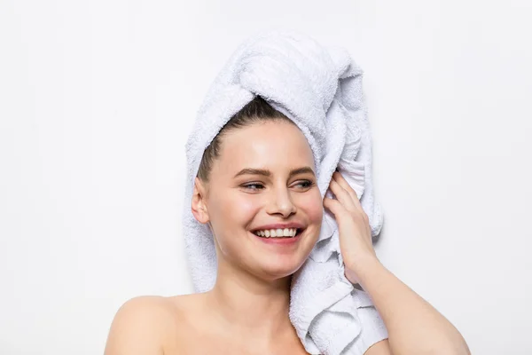 Schöne junge Frau mit Badetuch auf dem Kopf — Stockfoto