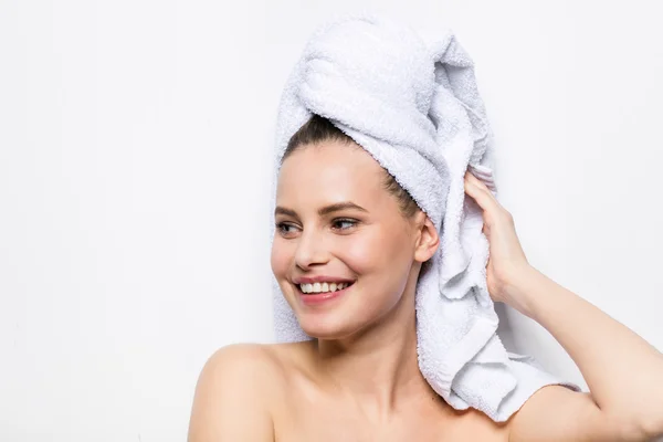 Bela jovem com toalha de banho na cabeça — Fotografia de Stock