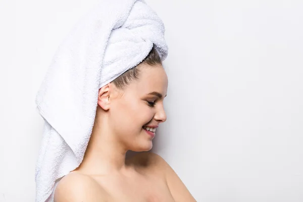 Bela jovem com toalha de banho na cabeça — Fotografia de Stock