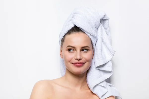 Hermosa mujer joven con toalla de baño en la cabeza — Foto de Stock