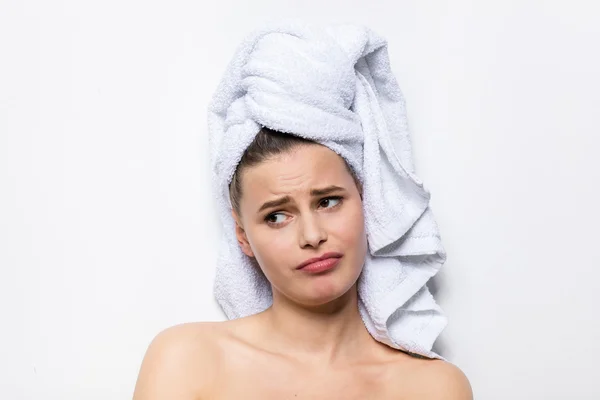 Belle jeune femme avec serviette de bain sur la tête — Photo