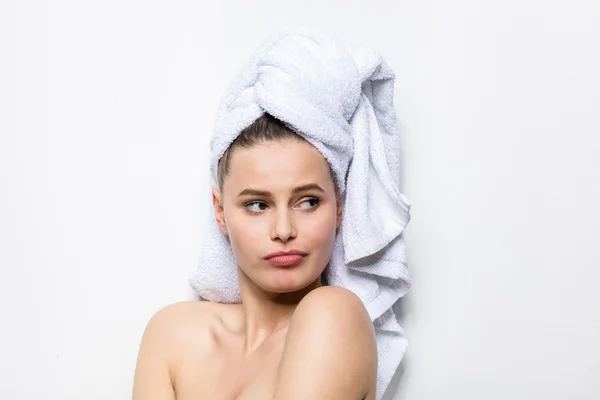 Bella giovane donna con asciugamano da bagno sulla testa — Foto Stock