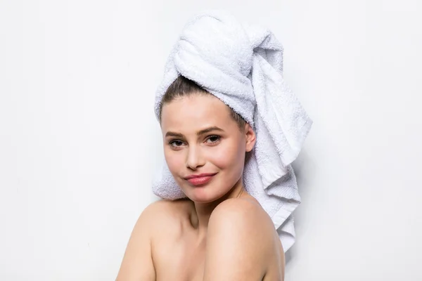 Hermosa mujer joven con toalla de baño en la cabeza — Foto de Stock