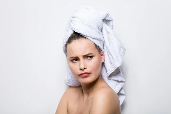 Mooie jonge vrouw met badhanddoek op hoofd — Stockfoto