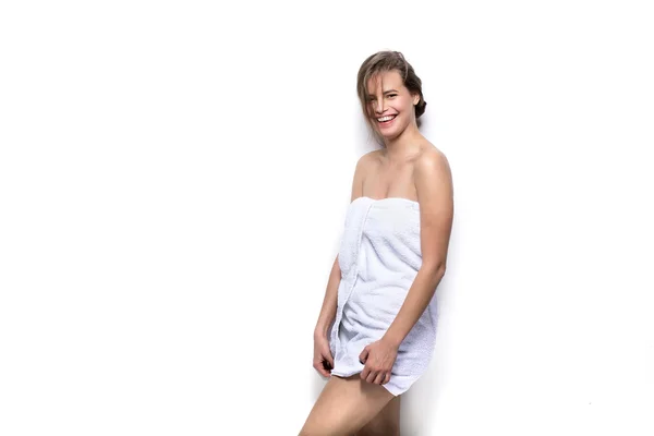 Bela jovem com toalha de banho no corpo — Fotografia de Stock
