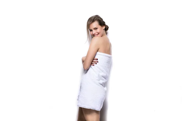 Beautiful young woman with bath towel on the body — Stock Photo, Image