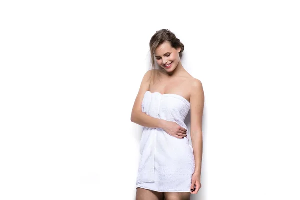 Mooie jonge vrouw met badhanddoek op het lichaam — Stockfoto