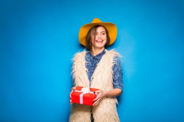 genç kadın kırmızı hediye elinde tutan