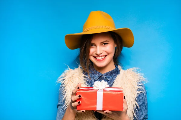 Jonge vrouw met rode geschenk in handen — Stockfoto